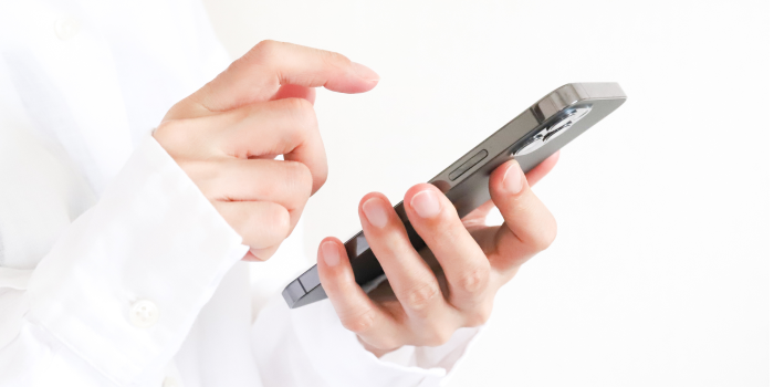 スマホを操作する指の写真