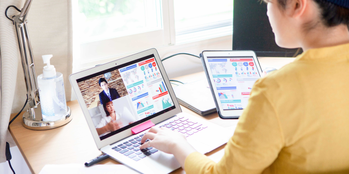 PCを使用してトライアル面談をしているイメージ写真