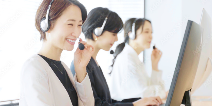 STEPサポート(女性)がヘッドセットをつけてリモートでレクチャーしているイメージ写真